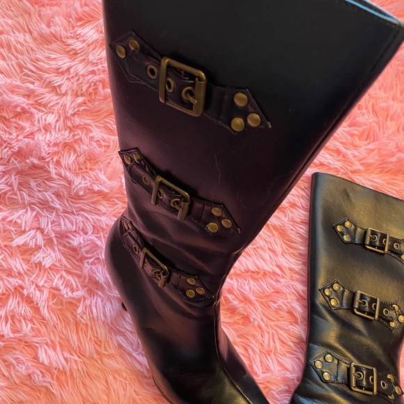 Boots - Picture 3 of 5